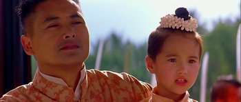 Movie still from “Anna and the King” (1999), directed by Andy Tennant – A man and a girl are standing next to each other; Close Up shot, Low angle