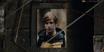 Movie still from “Dark” (2017), created by Baran bo Odar – A picture of a young man in a yellow and blue jacket; Close Up shot, Overhead angle