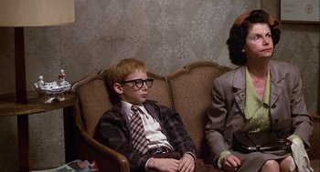 Movie still from “Annie Hall” (1977), directed by Woody Allen – A young man sitting on a chair next to a woman; Medium shot, Over the shoulder angle