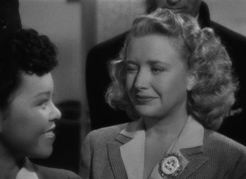 Movie still from “Arsenic and Old Lace” (1944), directed by Frank Capra – Two women are talking to each other in a black and white photo; Close Up shot, Over the shoulder angle