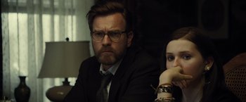 Movie still from “August: Osage County” (2013), directed by John Wells – A man and a woman sitting next to each other in front of a lamp; Close Up shot, Over the shoulder angle