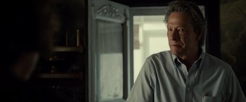 Movie still from “August: Osage County” (2013), directed by John Wells – A man in a gray shirt is standing in front of a mirror; Close Up shot, Over the shoulder angle