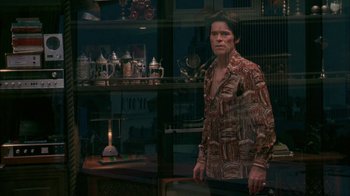 Movie still from “Auto Focus” (2002), directed by Paul Schrader – A man standing in front of a store window; Medium shot, Low angle