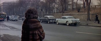 Movie still from “BUtterfield 8” (1960), directed by Daniel Mann – A person is standing on the side of the street; Medium shot, Over the shoulder angle