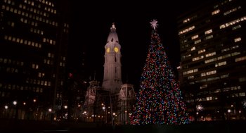 Movie still from “Baby Mama” (2008), directed by Michael McCullers – A large christmas tree in front of a large building; Extreme Wide shot, High angle