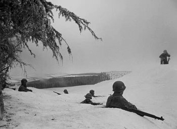 Movie still from “Battleground” (1949), directed by William A. Wellman – A black and white photo of a group of soldiers in the snow; Wide shot, High angle