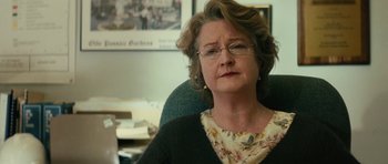 Movie still from “Be Kind Rewind” (2008), directed by Michel Gondry – An older woman sitting in a chair in front of a picture; Close Up shot, Over the shoulder angle