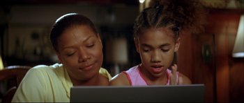 Movie still from “Beauty Shop” (2005), directed by Bille Woodruff – A woman and a child looking at a laptop; Close Up shot, Over the shoulder angle