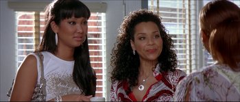 Movie still from “Beauty Shop” (2005), directed by Bille Woodruff – Two women standing next to each other in front of a window; Close Up shot, Over the shoulder angle