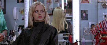Movie still from “Beauty Shop” (2005), directed by Bille Woodruff – A woman with long blonde hair sitting in front of a mirror; Close Up shot, Over the shoulder angle