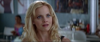 Movie still from “Beauty Shop” (2005), directed by Bille Woodruff – A person with long blonde hair; Close Up shot, Over the shoulder angle