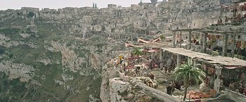 Movie still from “Ben-Hur” (2016), directed by Timur Bekmambetov – A group of people standing on top of a cliff; Extreme Wide shot, High angle