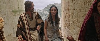 Movie still from “Ben-Hur” (2016), directed by Timur Bekmambetov – A man and a woman walking down a staircase; Medium shot, Over the shoulder angle