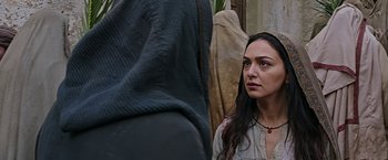 Movie still from “Ben-Hur” (2016), directed by Timur Bekmambetov – A woman standing in front of another woman; Close Up shot, Over the shoulder angle