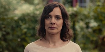 Movie still from “Dark” (2017), created by Baran bo Odar – A person wearing a white shirt; Close Up shot, Over the shoulder angle