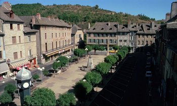 Movie still from “Betty Blue” (1986), directed by Jean-Jacques Beineix – An aerial view of a town square with trees and buildings; Extreme Wide shot, High angle