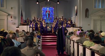 Movie still from “Big Momma's House” (2000), directed by Raja Gosnell – A choir is standing in front of a crowd of people; Extreme Wide shot, Low angle