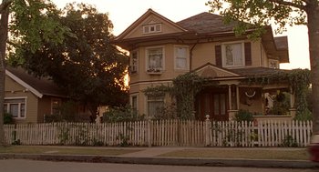 Movie still from “Big Momma's House” (2000), directed by Raja Gosnell – An old fashioned house with a white picket fence in front of it; Extreme Wide shot, Low angle