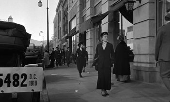 Movie still from “Birdman of Alcatraz” (1962), directed by John Frankenheimer – A black and white photo of people walking down a street; Wide shot, Low angle