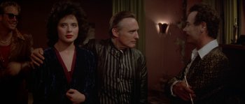 Movie still from “Blue Velvet” (1986), directed by David Lynch – A man and a woman standing next to each other in a room; Close Up shot, Over the shoulder angle