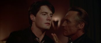 Movie still from “Blue Velvet” (1986), directed by David Lynch – A man and a woman talking to each other; Close Up shot, Over the shoulder angle