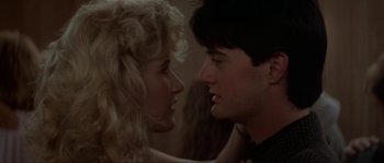 Movie still from “Blue Velvet” (1986), directed by David Lynch – A man and a woman face to face in front of a wall; Close Up shot, Over the shoulder angle