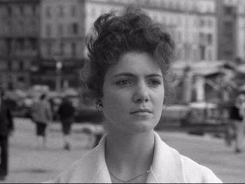 Movie still from “Breathless” (1960), directed by Jean-Luc Godard – A black and white photo of a woman in a white shirt; Close Up shot, Over the shoulder angle
