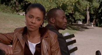 Movie still from “Brown Sugar” (2002), directed by Rick Famuyiwa – A man and a woman sitting next to each other on a park bench; Close Up shot, High angle
