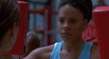 Movie still from “Brown Sugar” (2002), directed by Rick Famuyiwa – A person sitting in a boxing ring; Close Up shot, Over the shoulder angle