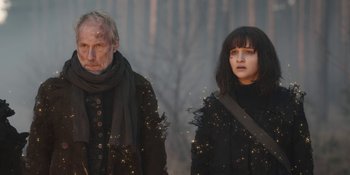 Movie still from “Dark” (2017), created by Baran bo Odar – A man and a woman standing next to each other; Medium shot, Over the shoulder angle