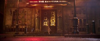 Movie still from “Cats” (2019), directed by Tom Hooper – A cat standing in front of an entrance to an egyptian hotel; Extreme Wide shot, Low angle