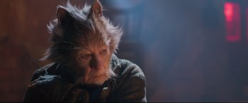 Movie still from “Cats” (2019), directed by Tom Hooper – An old woman with a cat's head on her shoulder; Close Up shot, High angle