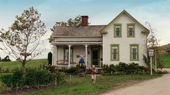 Movie still from “Charlotte's Web” (2006), directed by Gary Winick – A person standing in front of a house; Wide shot, Low angle