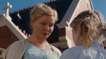 Movie still from “Charlotte's Web” (2006), directed by Gary Winick – A woman talking to another woman outside of a building; Close Up shot, Over the shoulder angle