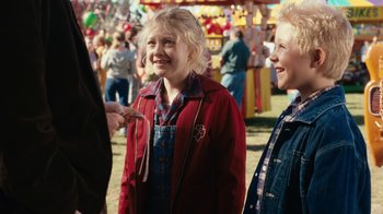 Movie still from “Charlotte's Web” (2006), directed by Gary Winick – Two women standing next to each other at an amusement park; Medium shot, Over the shoulder angle