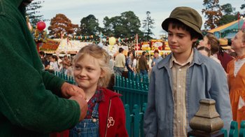 Movie still from “Charlotte's Web” (2006), directed by Gary Winick – Two children standing next to each other at an amusement park; Medium shot, Over the shoulder angle
