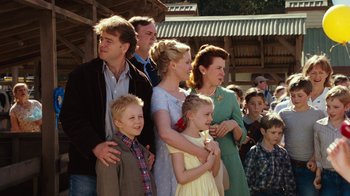 Movie still from “Charlotte's Web” (2006), directed by Gary Winick – A group of people standing next to each other in front of a building; Medium shot, Over the shoulder angle