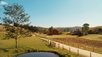 Movie still from “Charlotte's Web” (2006), directed by Gary Winick – A red barn sitting in the middle of a green field; Extreme Wide shot, High angle