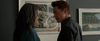 Movie still from “Chef” (2014), directed by Jon Favreau – A man and a woman standing next to each other in front of a picture; Close Up shot, Over the shoulder angle