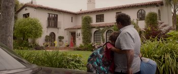 Movie still from “Chef” (2014), directed by Jon Favreau – A man and a child are standing in front of a house; Wide shot, Over the shoulder angle