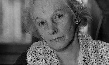Movie still from “Cléo from 5 to 7” (1962), directed by Agnès Varda – An older woman with a white hair and a white shirt; Close Up shot, Low angle