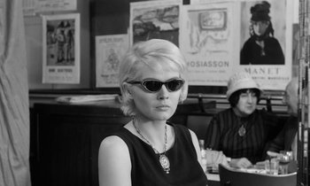 Movie still from “Cléo from 5 to 7” (1962), directed by Agnès Varda – A black and white photo of a woman wearing sunglasses; Close Up shot, Low angle
