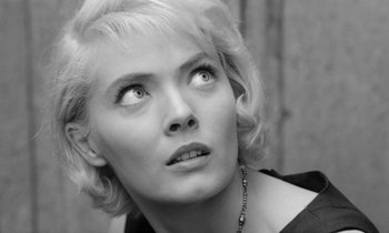 Movie still from “Cléo from 5 to 7” (1962), directed by Agnès Varda – Black and white photograph of a woman looking up; Close Up shot, Over the shoulder angle
