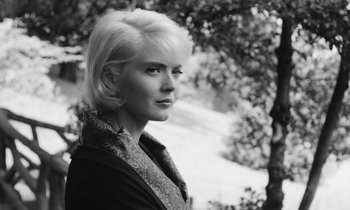 Movie still from “Cléo from 5 to 7” (1962), directed by Agnès Varda – Black and white photograph of a woman with blonde hair; Close Up shot, Low angle