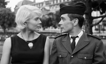 Movie still from “Cléo from 5 to 7” (1962), directed by Agnès Varda – A man and a woman standing next to each other; Close Up shot, Low angle