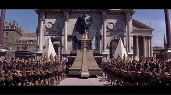 Movie still from “Cleopatra” (1963), directed by Rouben Mamoulian – A crowd of people standing in front of a statue of a sphinx; Extreme Wide shot, High angle