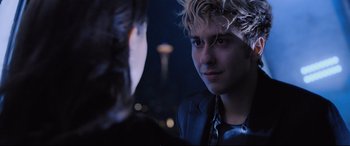 Movie still from “Death Note” (2017), directed by Adam Wingard – A man with blonde curly hair is looking at another man; Close Up shot, Over the shoulder angle