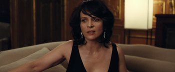 Movie still from “Clouds of Sils Maria” (2014), directed by Olivier Assayas – A person sitting on a couch; Close Up shot, Over the shoulder angle