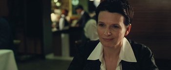 Movie still from “Clouds of Sils Maria” (2014), directed by Olivier Assayas – A person sitting in a room; Close Up shot, Over the shoulder angle