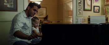 Movie still from “Danny Collins” (2015), directed by Dan Fogelman – A man and a little girl are looking at a laptop; Medium shot, Over the shoulder angle